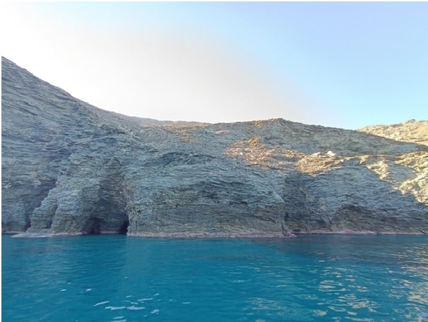 Καταφύγιο και χώρος τροφοληψίας της Μεσογειακής Φώκιας Monachus monachus στη Θαλάσσια Προστατευόμενη Περιοχή της Γυάρου (Πηγή: Μονάδα Διαχείρισης Προστατευόμενων Περιοχών Κεντρικού Αιγαίου)